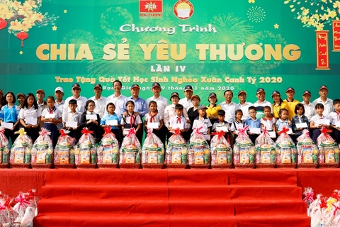 Kiên Giang: Trao 300 phần quà Tết cho học sinh khó khăn
