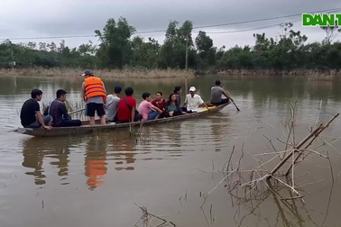 Cận cảnh bà con ở vùng lũ huyện Phong Điền