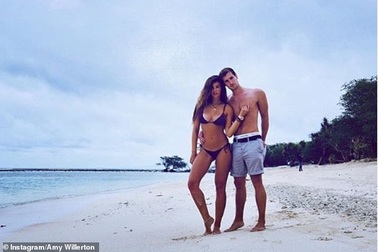 Hoa hậu Anh sinh con đầu lòng