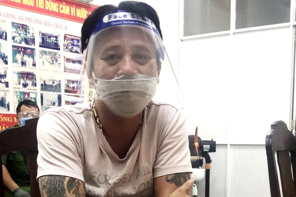 Bất chấp lệnh ai ở đâu ở yên đó, người đàn ông ra đường đòi nợ - 1 Bất chấp lệnh ai ở đâu ở yên đó, người đàn ông ra đường đòi nợ - 1