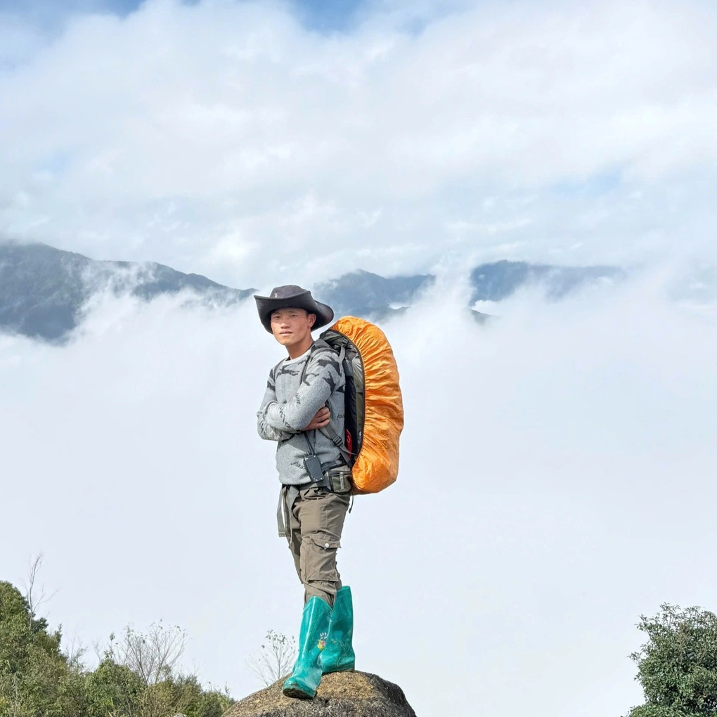 Khách sửng sốt thấy băng giá trắng xóa phủ đỉnh Tà Xùa, nhiệt độ chỉ 0 độ C - 3 Khách sửng sốt thấy băng giá trắng xóa phủ đỉnh Tà Xùa, nhiệt độ chỉ 0 độ C - 3