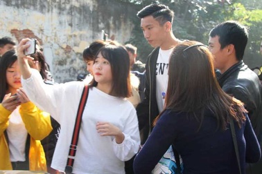 Người hâm mộ quê nhà vây kín tuyển thủ Đoàn Văn Hậu