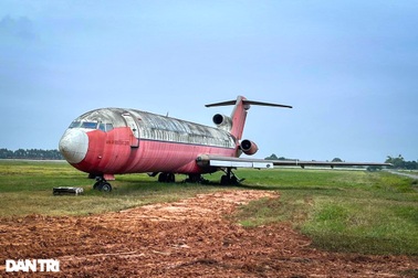 Hình ảnh "nhàu nhĩ" của chiếc máy bay bị "bỏ rơi" suốt 14 năm ở Nội Bài
