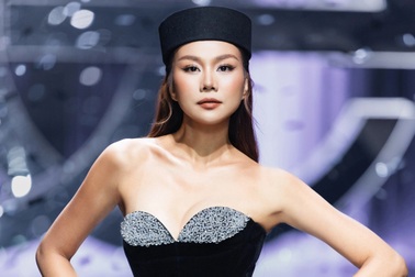 Thanh Hằng diện đầm cúp ngực, làm vedette show thời trang