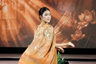 Hoa hậu Phương Oanh khoe vẻ đẹp nàng thơ trong tà áo dài xứ Huế