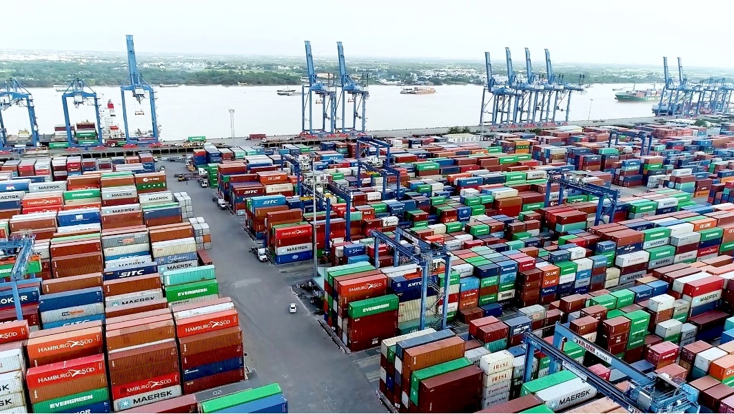 TPHCM: Cảng Cát Lái sắp quá tải vì hàng tồn bãi - 2 TPHCM: Cảng Cát Lái sắp quá tải vì hàng tồn bãi - 2