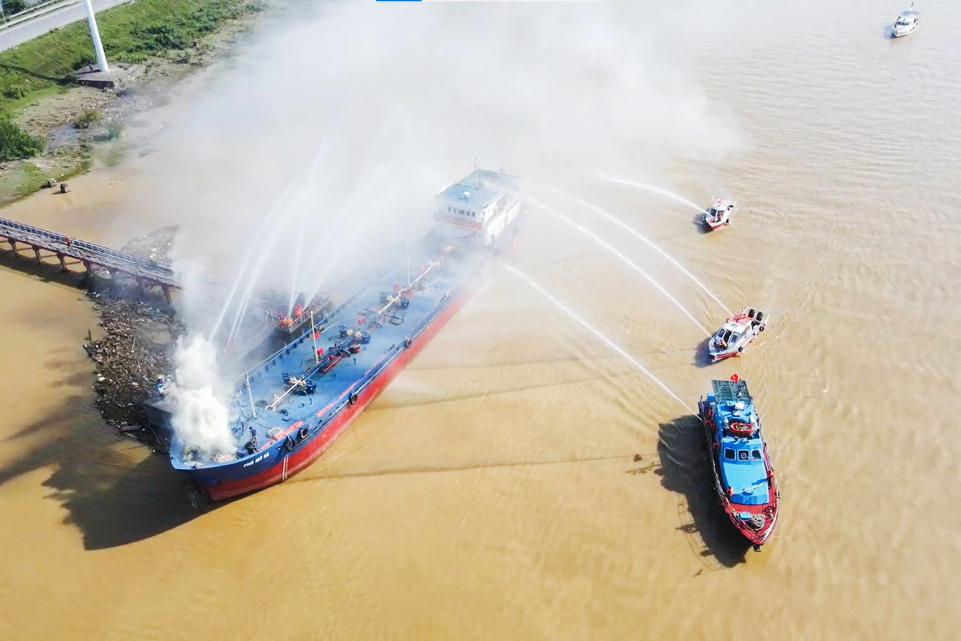 Diễn tập tình huống cháy tàu chở 1.000 tấn dầu - 10 Diễn tập tình huống cháy tàu chở 1.000 tấn dầu - 10