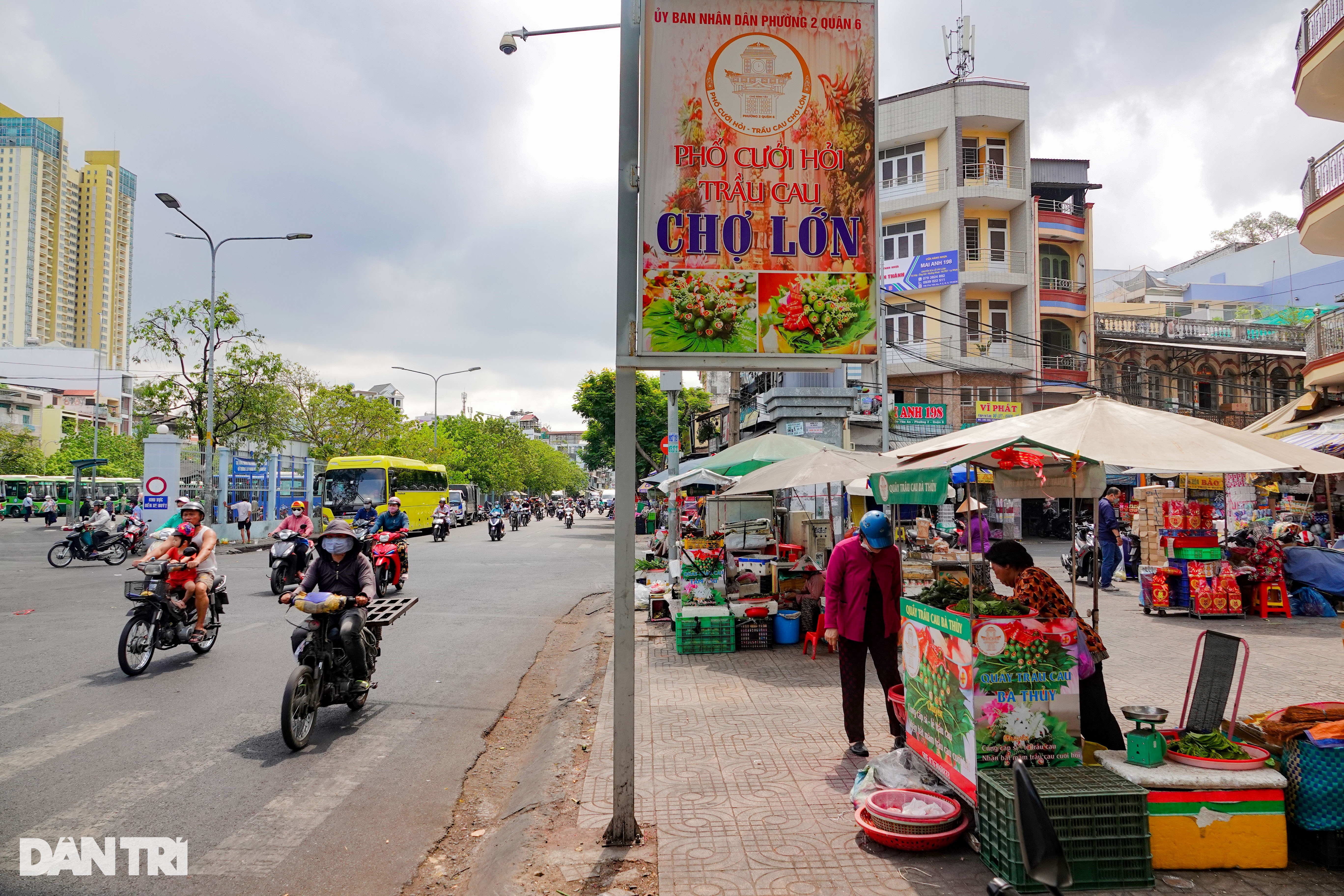 View - Phố "cưới hỏi" lớn nhất TPHCM đìu hiu, tiểu thương lo cảnh hết thời | Báo Dân trí