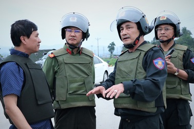 17 giờ “cân não” truy bắt nhóm đối tượng ôm hàng nóng cố thủ