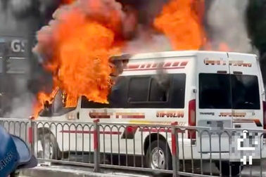 Xe 16 chỗ cháy ngùn ngụt trước công viên ở TPHCM