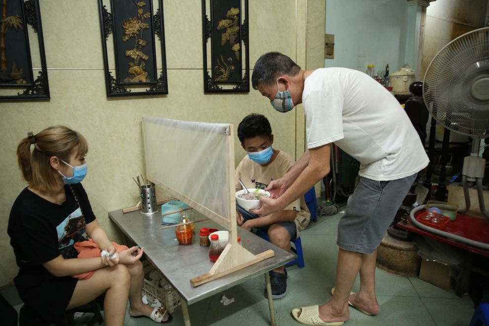 Hàng quán Hà Nội ngày đầu mở cửa trở lại: Nơi đông đúc, chỗ vắng hoe - 3 Hàng quán Hà Nội ngày đầu mở cửa trở lại: Nơi đông đúc, chỗ vắng hoe - 3