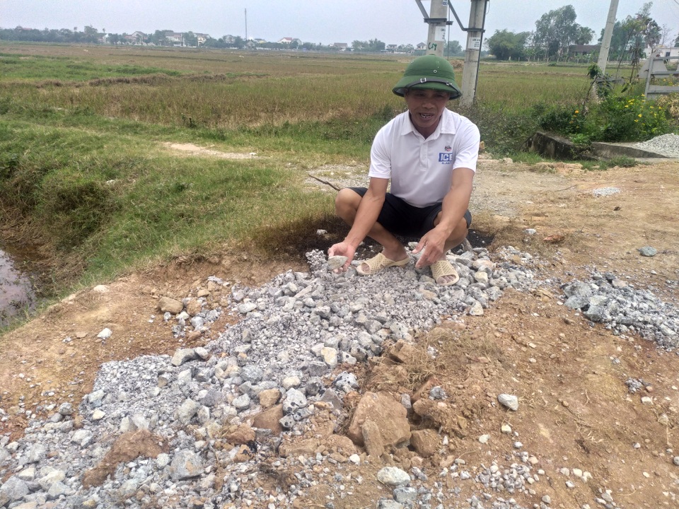 Nghi ngờ đơn vị thi công bớt xén vật liệu, dân xới đường kiểm tra - 4 Nghi ngờ đơn vị thi công bớt xén vật liệu, dân xới đường kiểm tra - 4