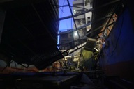 Tôn bay, kính vỡ tơi tả do bão Kalmaegi càn quét