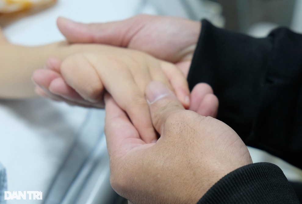 Tai họa ập xuống bé gái 7 tuổi, mẹ hóa điên, cha nghèo khóc nghẹn bất lực - 5 Tai họa ập xuống bé gái 7 tuổi, mẹ hóa điên, cha nghèo khóc nghẹn bất lực - 5