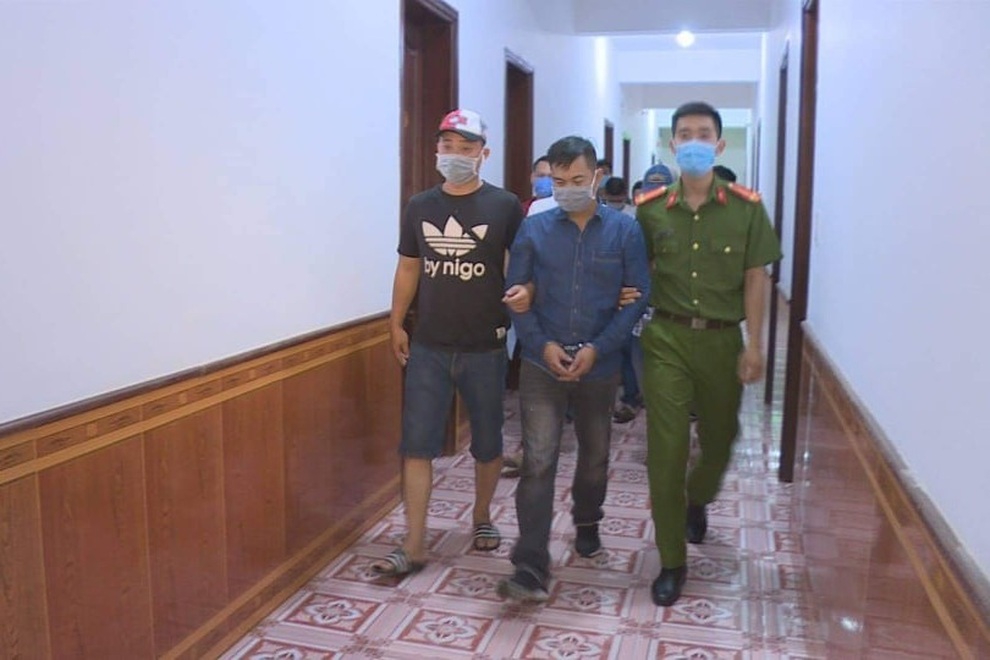 Nợ tiền tỷ chưa trả, người đàn ông bị nhốt trong khách sạn, dọa cắt thận - 2 Nợ tiền tỷ chưa trả, người đàn ông bị nhốt trong khách sạn, dọa cắt thận - 2