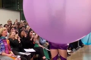 Bóng bay “bị châm kim” biến thành... trang phục