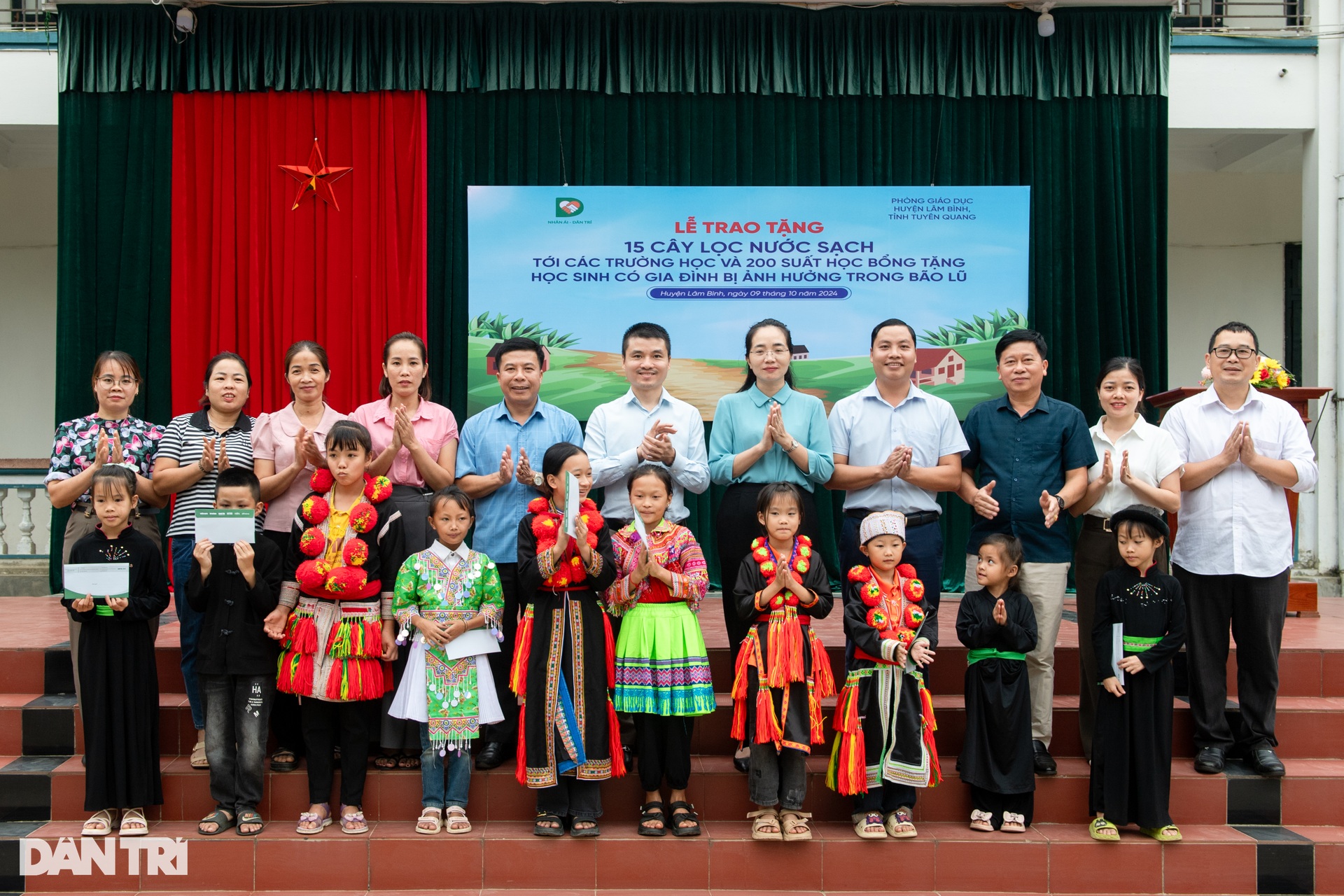 Trao những phần quà đặc biệt tới 200 học sinh và các trường tại Tuyên Quang - 12 Trao những phần quà đặc biệt tới 200 học sinh và các trường tại Tuyên Quang - 12