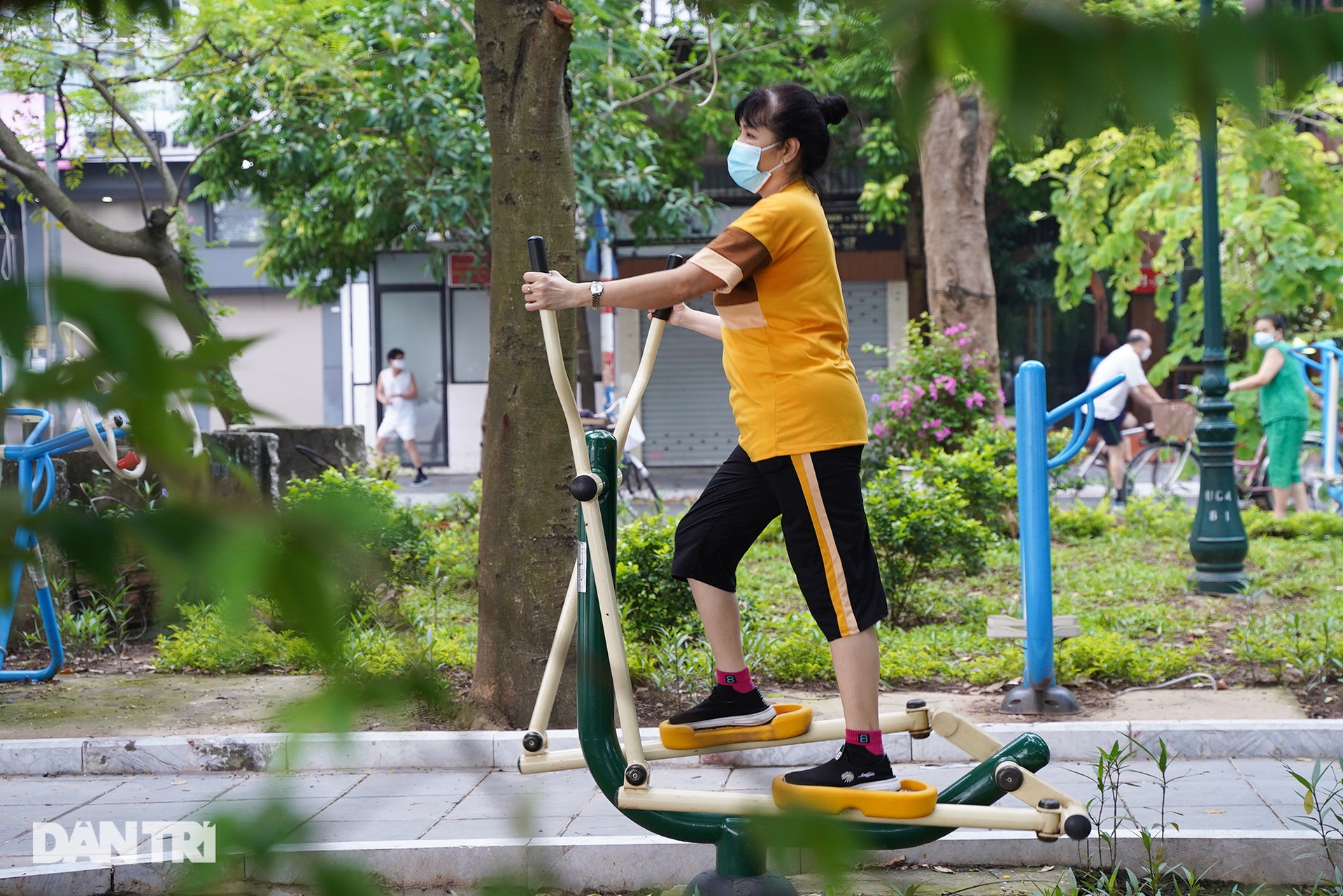 Sau nới lỏng, người dân Hà Nội đổ ra đường tập thể dục từ tờ mờ sáng - 19 Sau nới lỏng, người dân Hà Nội đổ ra đường tập thể dục từ tờ mờ sáng - 19