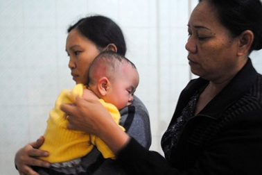 Côn đồ ném xăng, bé gái 7 tháng tuổi bị thương