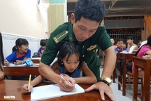 Thầy giáo mang "quân hàm xanh” 16 năm dạy lớp học tình thương