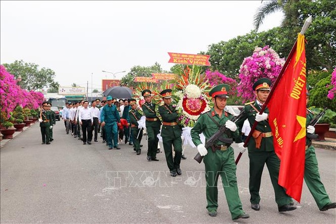 Sáng 5/4/2021, tại Nghĩa trang Liệt sỹ tỉnh Tiền Giang, Huyện ủy, Hội đồng nhân dân, Ủy ban nhân dân, Ủy ban Mặt trận Tổ quốc Việt Nam huyện Tân Phước (tỉnh Tiền Giang) tổ chức Lễ truy điệu, cải táng hài cốt liệt sỹ hy sinh trong cuộc kháng chiến giành độc lập dân tộc. Ảnh tư liệu: Hữu Chí/TTXVN.
