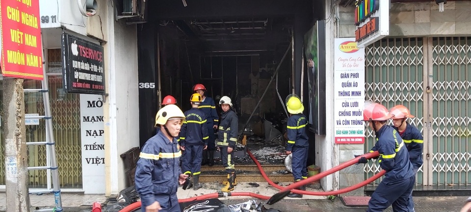 Giải cứu hai nạn nhân khỏi đám cháy nhà ngày mùng 1 Tết - 3 Giải cứu hai nạn nhân khỏi đám cháy nhà ngày mùng 1 Tết - 3