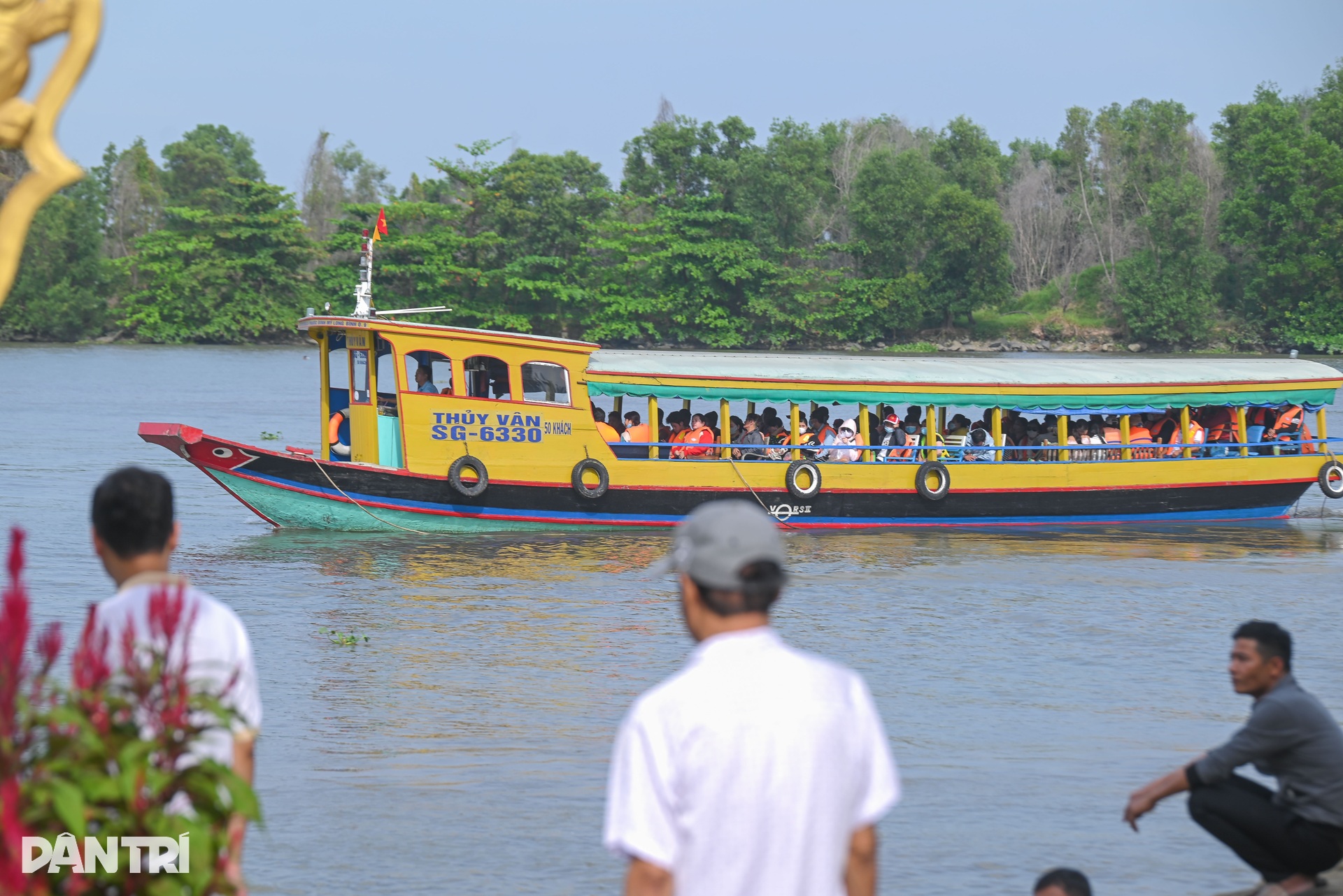 Người dân vượt sông và đi hơn 100km để đến chùa ở TPHCM - 13 Người dân vượt sông và đi hơn 100km để đến chùa ở TPHCM - 13