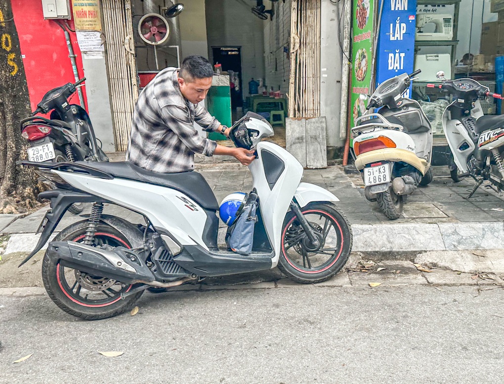 Hà Nội: Nhiều người khổ sở vì ô tô, xe máy không mở được khóa thông minh - 4 Hà Nội: Nhiều người khổ sở vì ô tô, xe máy không mở được khóa thông minh - 4