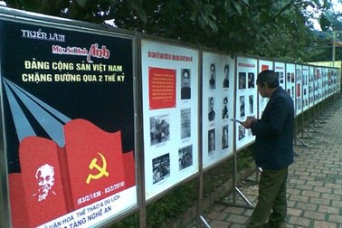 Xem triễn lãm ảnh lịch sử tại lễ hội đền Nguyễn Xí