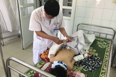 Cậu bé 10 tuổi đứt động mạch cánh tay vì va vào cửa kính trường học