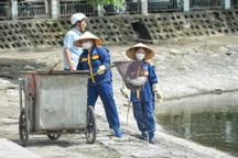 Hà Nội: Hồ Hoàng Cầu cá chết nổi trắng do thay đổi thời tiết