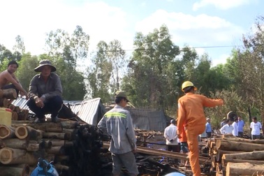 Cháy xưởng gỗ giữa đêm mùng 4 Tết