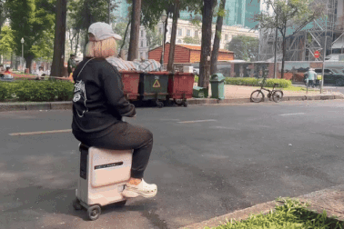 Cảnh sát chặn người phụ nữ cưỡi vali giữa đường ở trung tâm TPHCM