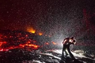 Nụ hôn nóng nhất, nguy hiểm nhất trên đỉnh núi lửa