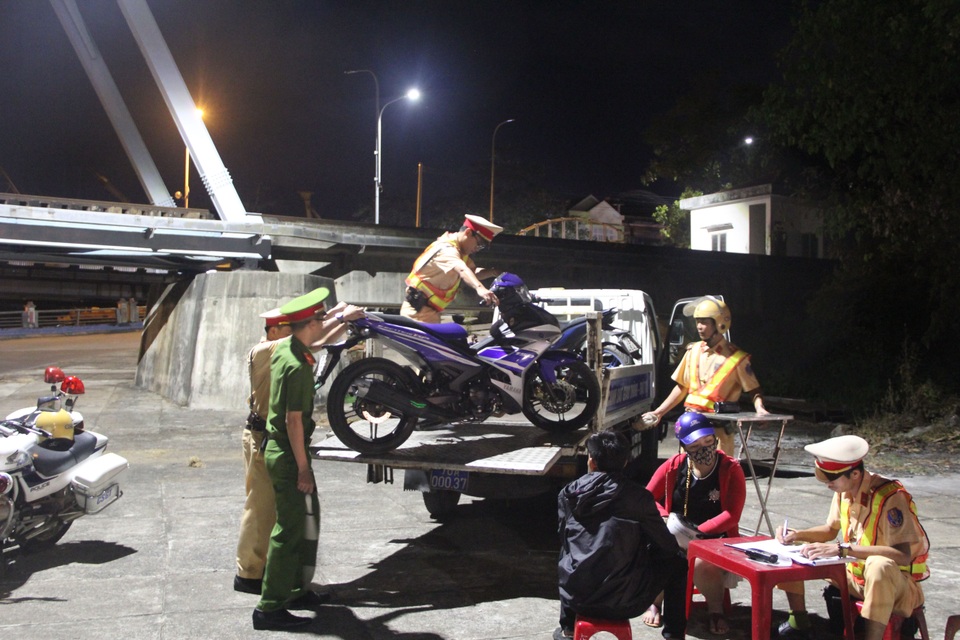 Say “đứng không vững”, một tài xế ô tô bị phạt 35 triệu đồng - 7 Say “đứng không vững”, một tài xế ô tô bị phạt 35 triệu đồng - 7