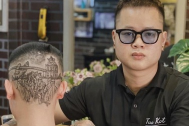 Cuối năm, gặp chàng trai cắt tóc người Việt khiến báo thế giới sửng sốt