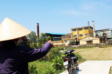 Dân “kể tội” nhà máy đường xả thải ra sông