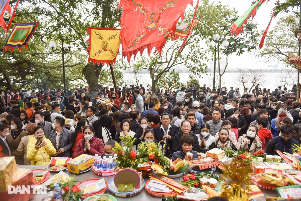 Biển người ùn ùn đi lễ phủ Tây Hồ ngày đầu năm mới Quý Mão 2023 - 5 Biển người ùn ùn đi lễ phủ Tây Hồ ngày đầu năm mới Quý Mão 2023 - 5