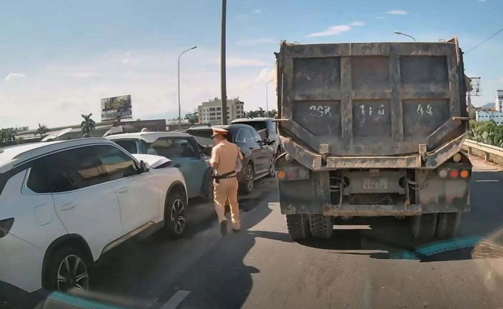 Va chạm liên hoàn 5 ô tô trên đường ở Hà Nội - 1