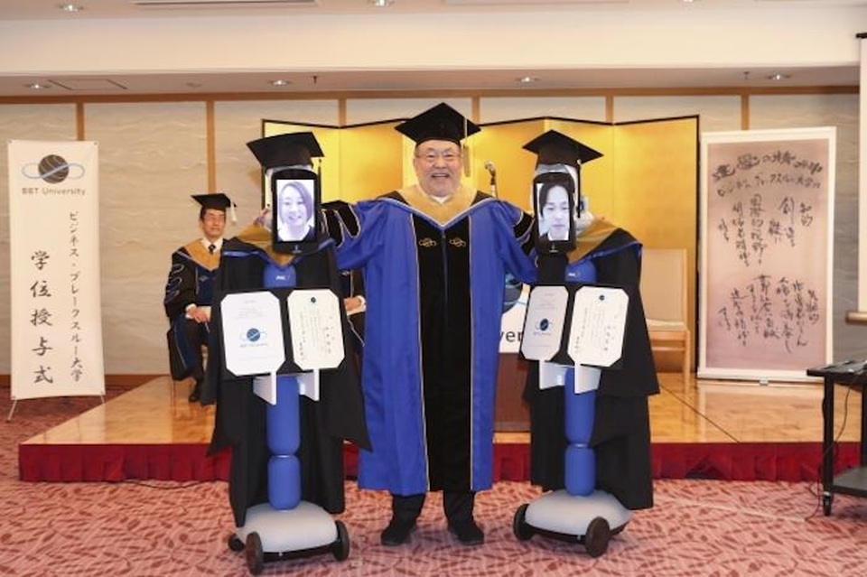 Robot thay sinh viên nhận bằng tốt nghiệp đại học vì Covid-19 - 1 Robot thay sinh viên nhận bằng tốt nghiệp đại học vì Covid-19 - 1