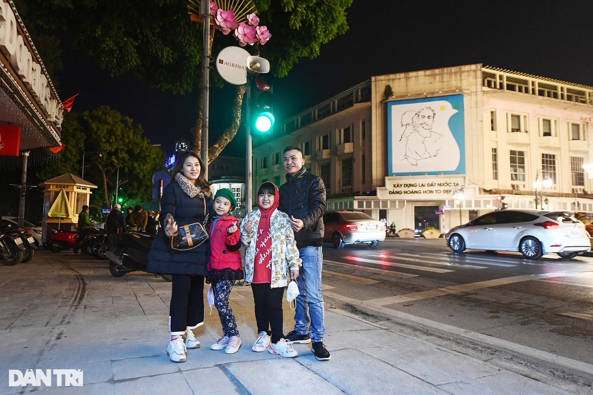 Biển người đón countdown ở TPHCM, Hà Nội ảm đạm thời khắc qua năm mới - 20 Biển người đón countdown ở TPHCM, Hà Nội ảm đạm thời khắc qua năm mới - 20