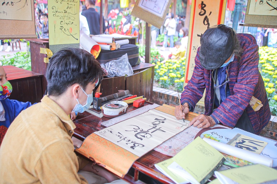 Ông đồ đeo khẩu trang, cho chữ ngày đầu năm mới - 7 Ông đồ đeo khẩu trang, cho chữ ngày đầu năm mới - 7