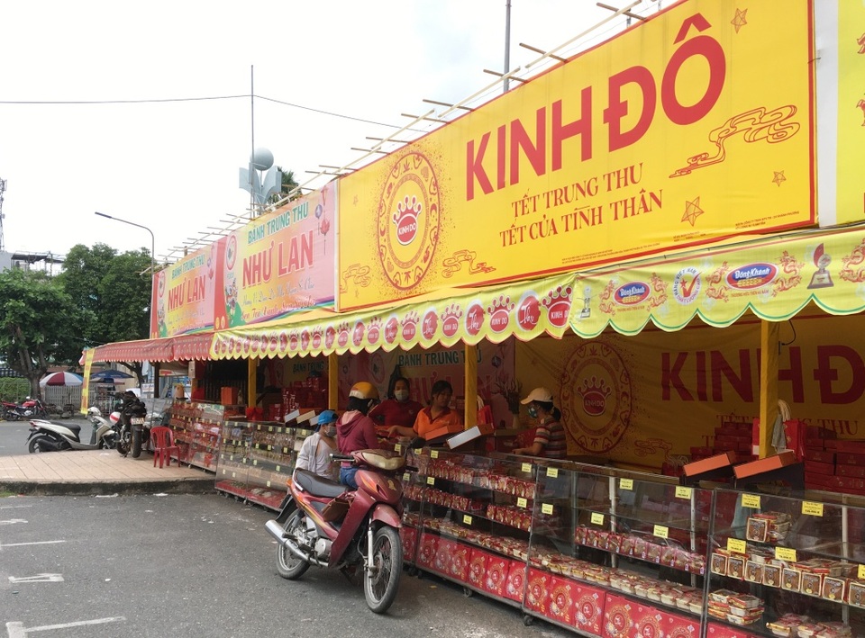 Bánh Trung thu tấp nập “xả hàng”, khắp nơi treo biển “mua 1 tặng 1” - 5 Bánh Trung thu tấp nập “xả hàng”, khắp nơi treo biển “mua 1 tặng 1” - 5