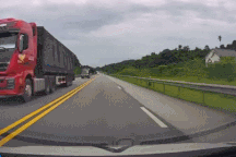 Nổi bật tuần qua: Tài xế đánh lái gấp tránh người chạy băng qua cao tốc