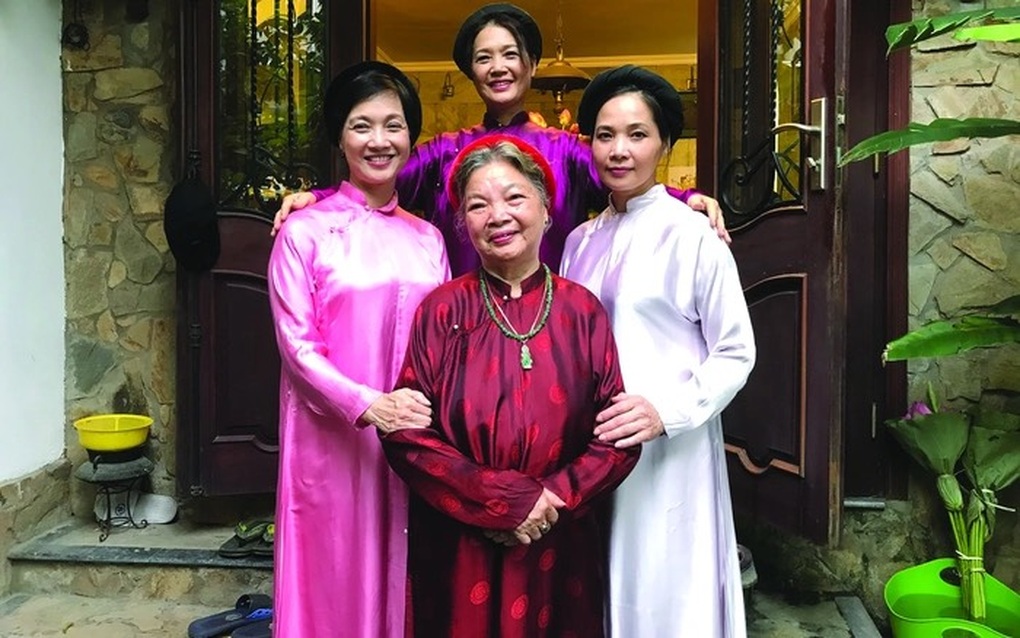 NSƯT Lê Mai kể quá khứ mưu sinh ở chợ Đồng Xuân - 2 NSƯT Lê Mai kể quá khứ mưu sinh ở chợ Đồng Xuân - 2