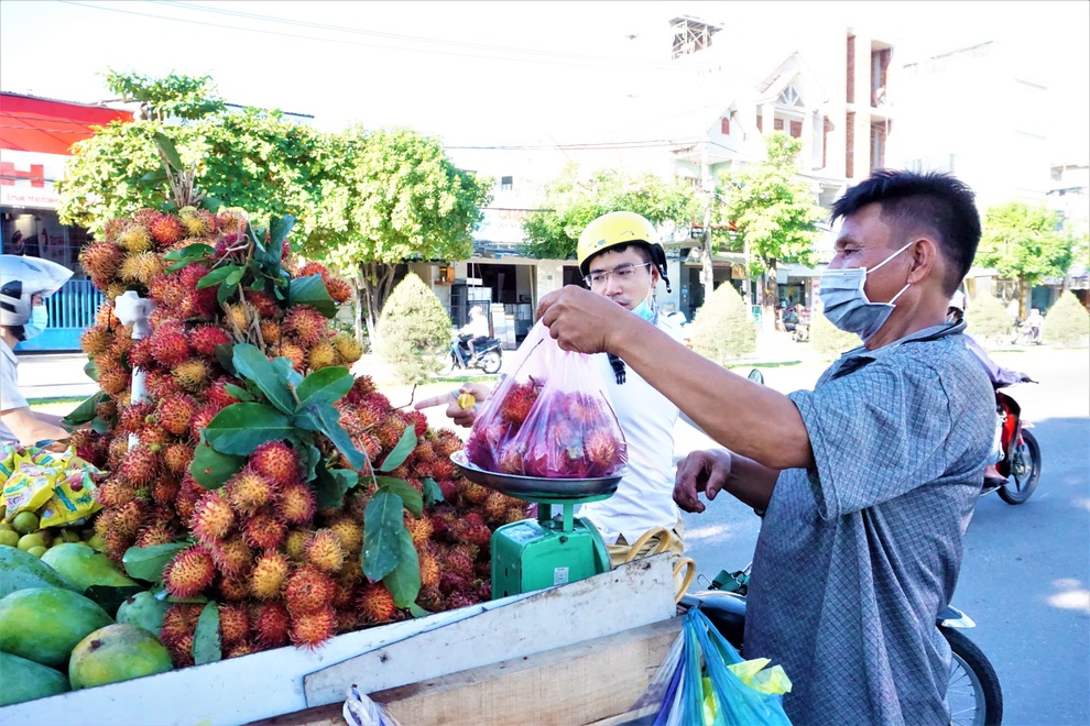 Tiểu thương than trái cây đầu vào đội giá do ảnh hưởng dịch Covid-19 - 6 Tiểu thương than trái cây đầu vào đội giá do ảnh hưởng dịch Covid-19 - 6