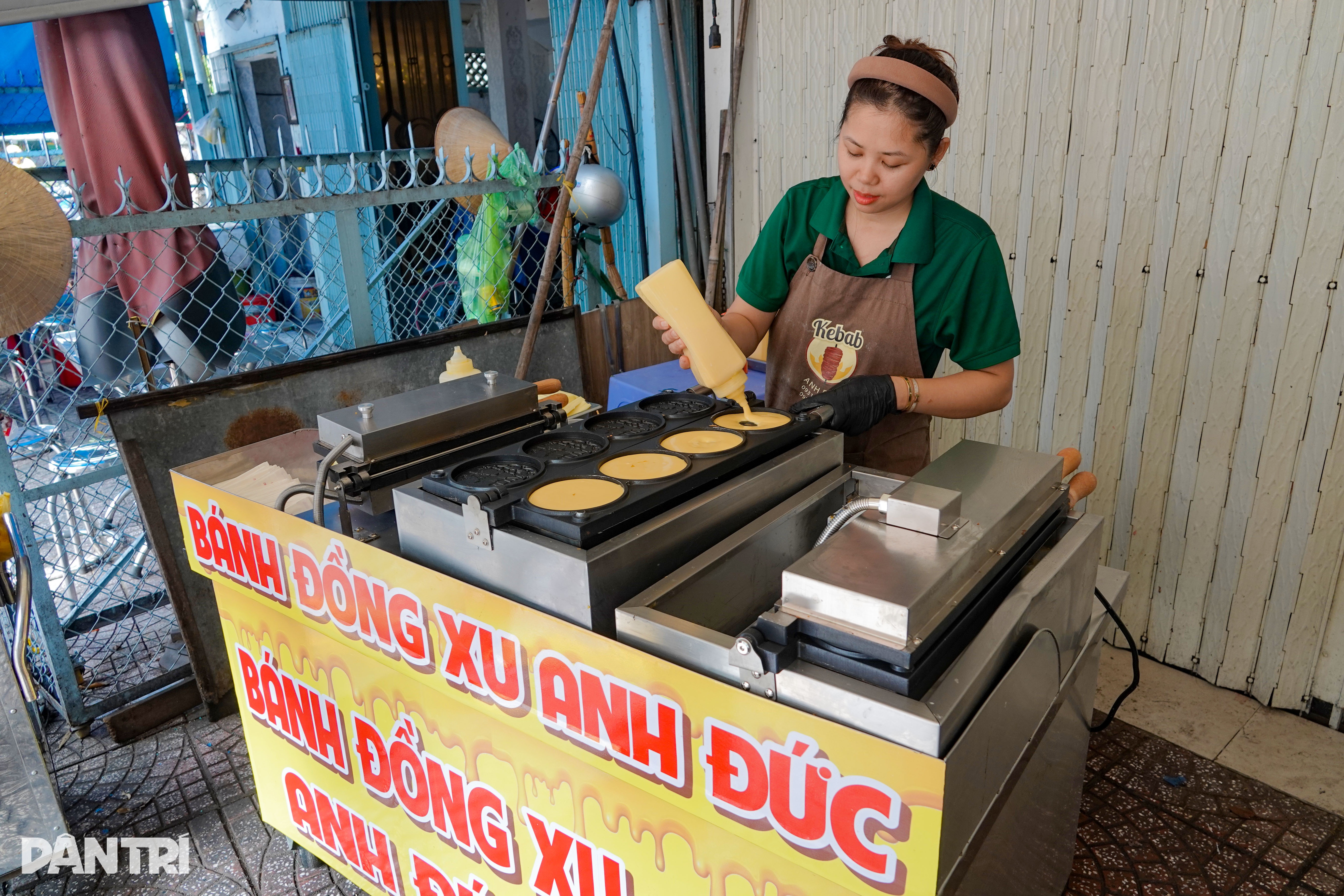 אמא לשלושה מוכרת 2,000 עוגות מטבעות בכל יום, הכנסות של יותר מ-6 טון אורז - 3 Mẹ 3 con bán 2.000 bánh đồng xu mỗi ngày, doanh thu hơn 6 tấn lúa - 3
