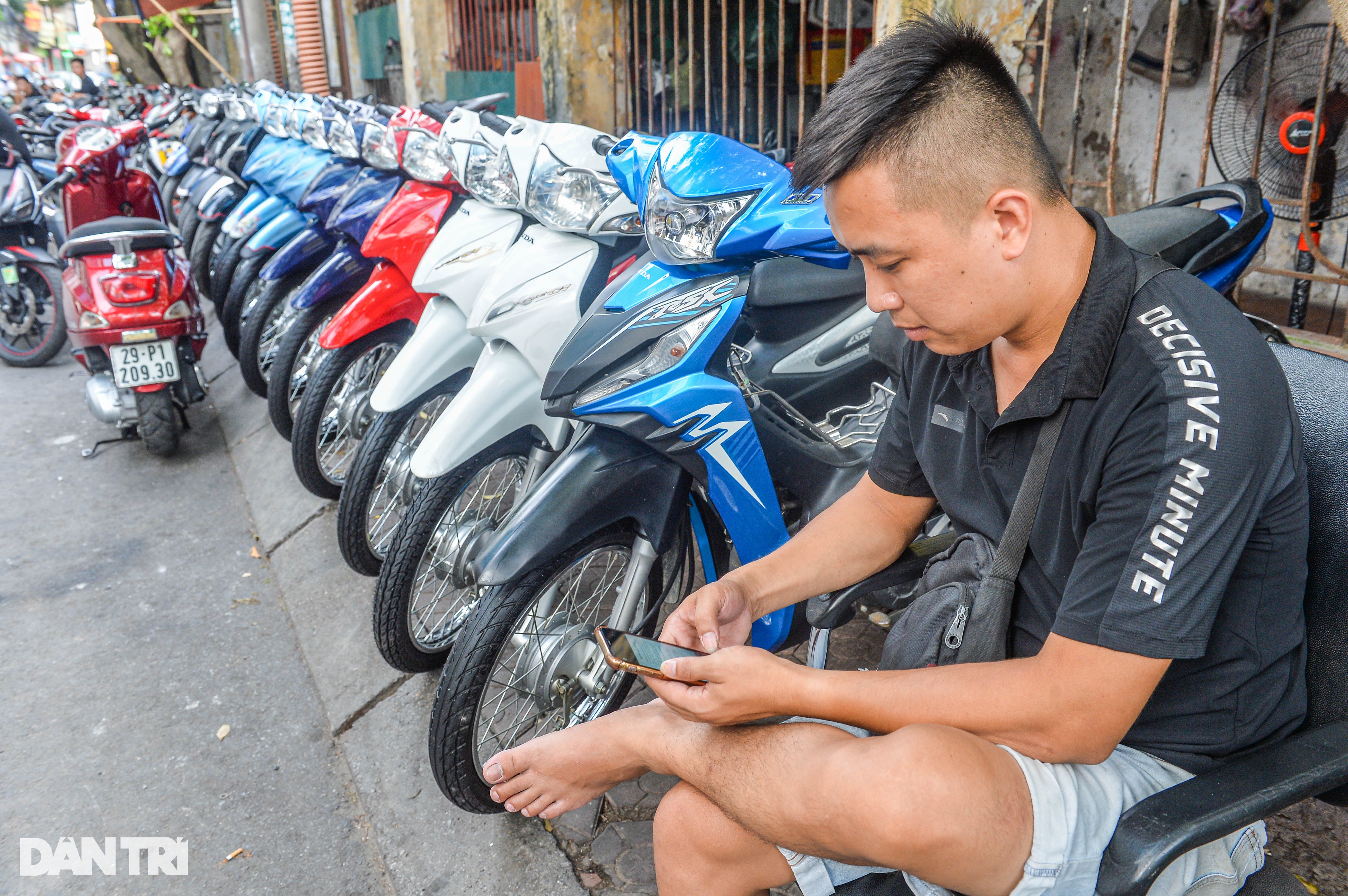 Chợ xe máy cũ lớn nhất Hà Nội đóng băng vì biển số định danh - 2
