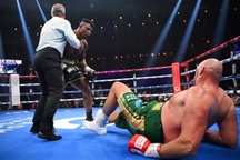 Tyson Fury giành chiến thắng gây tranh cãi trước Francis Ngannou