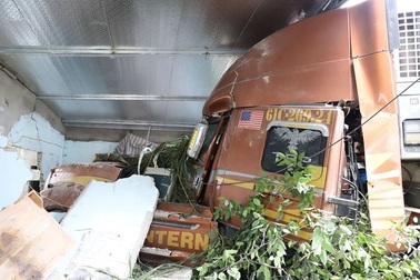 “Hung thần xa lộ” chồm cả vào giường ngủ nhà dân, 2 cháu nhỏ thoát chết hi hữu